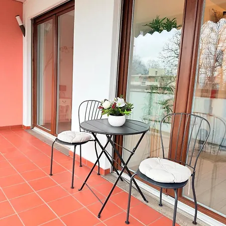Апартаменти Modern Flat With Big Balcony & Garage Parking Лугано